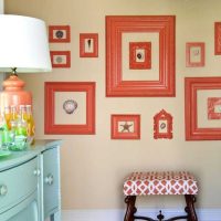 gaiši oranžas krāsas kombinācija dzīvokļa dekorā ar citu krāsu foto