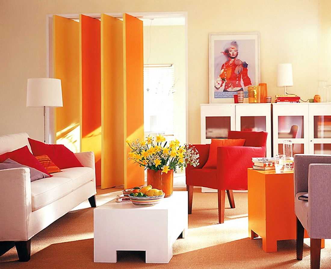 gaiši oranžas krāsas apvienojums viesistabas dizainā ar citām krāsām