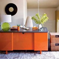 kombinace jasně oranžové v designu ložnice s jinými barevnými obrázky