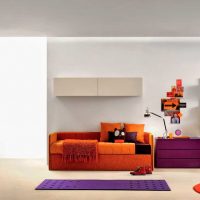o combinație de portocaliu deschis în interiorul apartamentului cu alte culori de fotografie