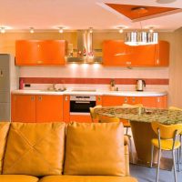 комбинация от тъмно оранжево в стила на кухнята с други цветове на снимката
