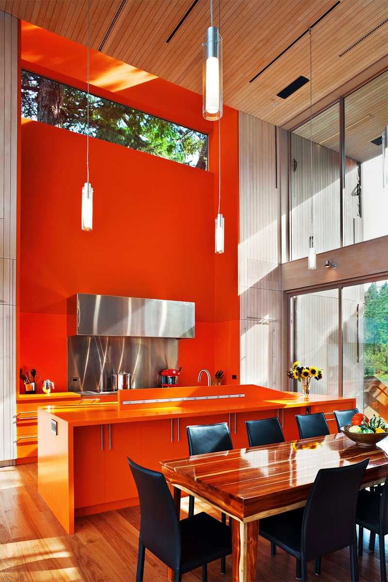 gaiši oranžas krāsas kombinācija mājas interjerā ar citām krāsām