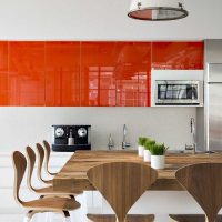 kombinace světle oranžové ve stylu obývacího pokoje s dalšími barvami fotografie