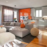 комбинация от светло оранжево в дизайна на спалнята с картина с други цветове