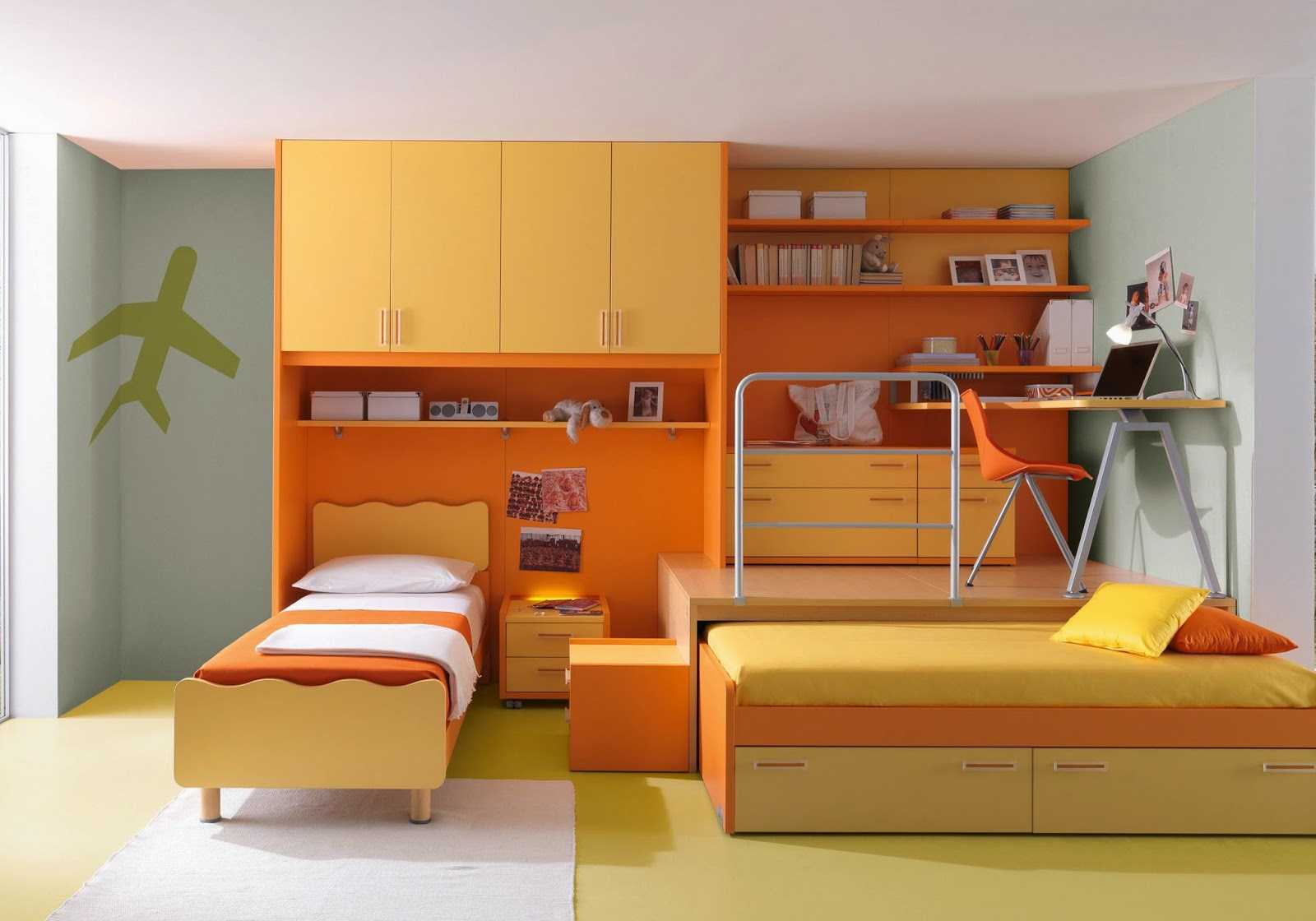 kombinace jasně oranžové v interiéru domu s jinými barvami