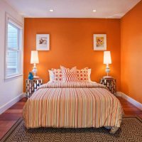 een combinatie van fel oranje in het interieur met andere kleuren van de foto