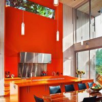 spilgti oranžas krāsas kombinācija virtuves interjerā ar citām fotoattēla krāsām
