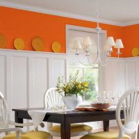 kombinace tmavě oranžové v designu obývacího pokoje s jinými barevnými obrázky