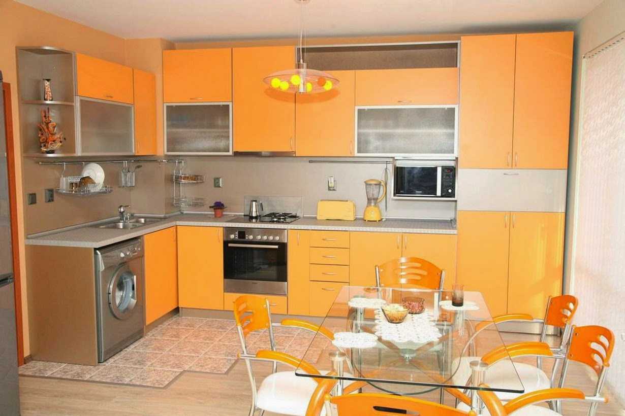 комбинация от тъмно оранжево в дизайна на хола с други цветове