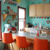 spilgti oranžas krāsas kombinācija dzīvokļa dizainā ar citām krāsām