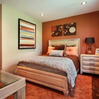 een combinatie van fel oranje in de stijl van het appartement met andere kleuren van de foto
