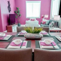 una combinazione di rosa brillante nell'arredamento della casa con altri colori della foto