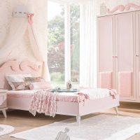 o combinație de roz închis în interiorul casei cu alte culori ale fotografiei