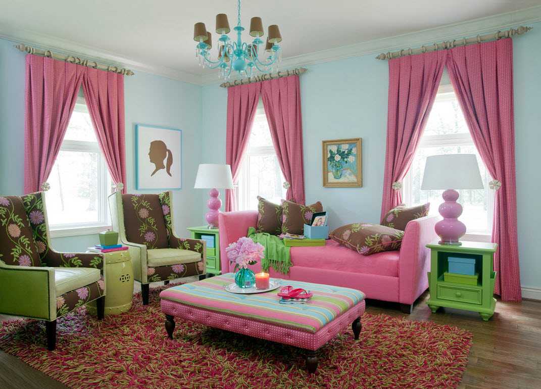 a sötét rózsaszín kombinációja a ház stílusában más színekkel