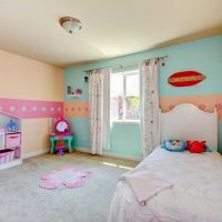 gaiši rozā kombinācija dzīvokļa dekorā ar citu krāsu foto