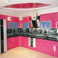 kombinasi merah jambu gelap dalam reka bentuk dapur dengan gambar warna lain