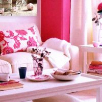 комбинация от светло розово в декора на кухнята с други цветове на снимката