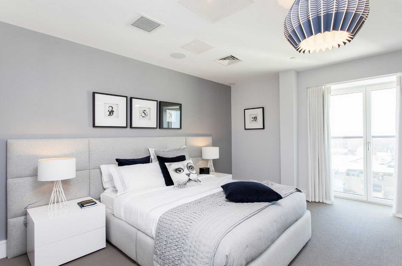 kombinace tmavě šedé v designu obývacího pokoje