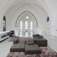 neįprastas miegamojo interjeras gotikos stiliaus nuotraukoje