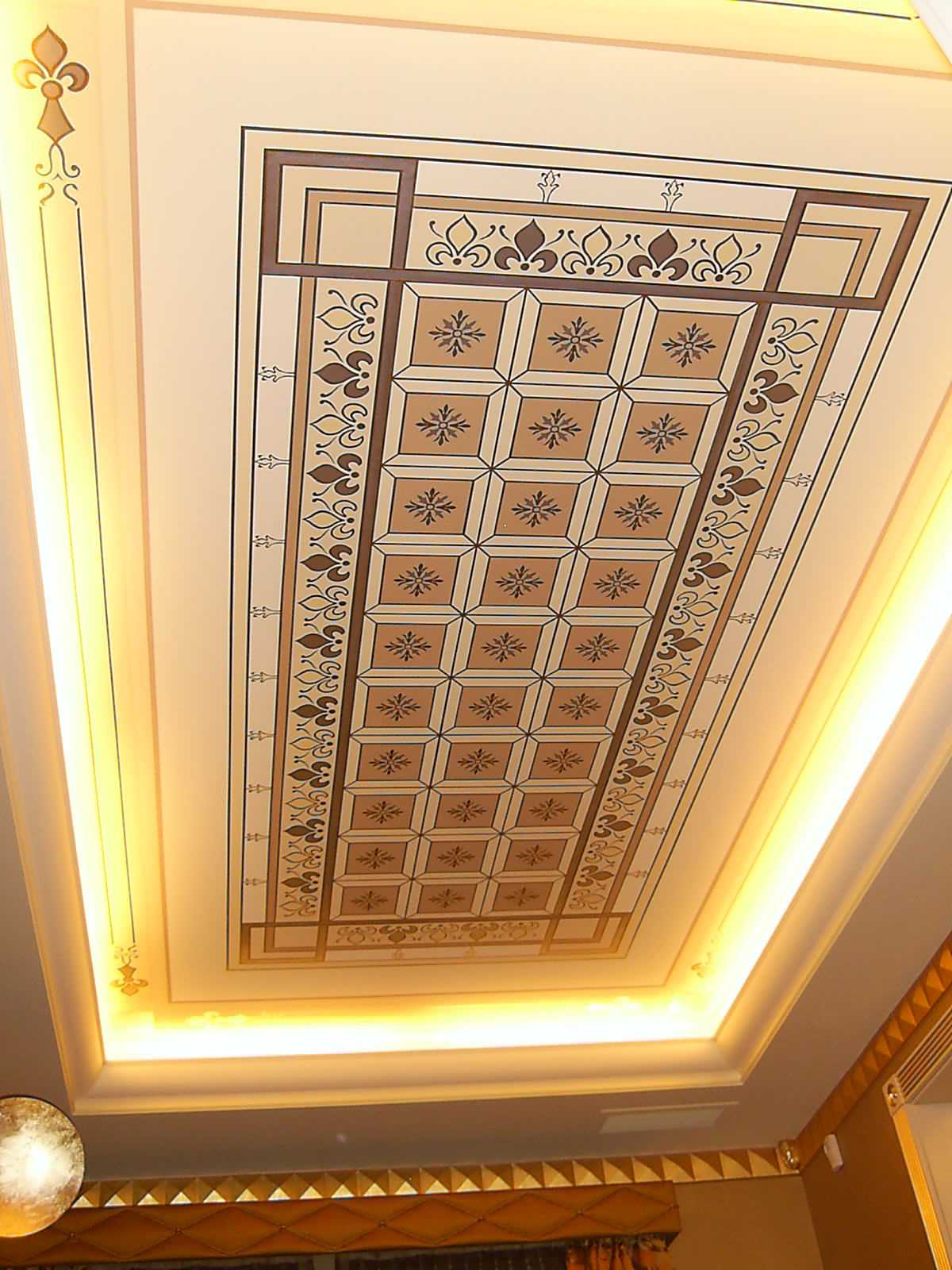 klasické vzorované stropní dekorace
