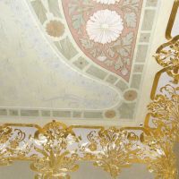klasické stropní dekorace s přídavným fotografickým světlem
