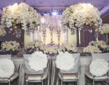 ryški vestuvių salės puošyba su gėlių nuotrauka
