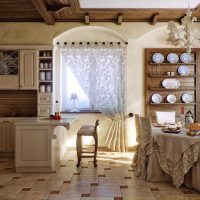 gaišs guļamistabas dekors Provences stila attēlā