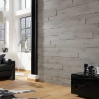 világos nappali belső fal panelekkel kép