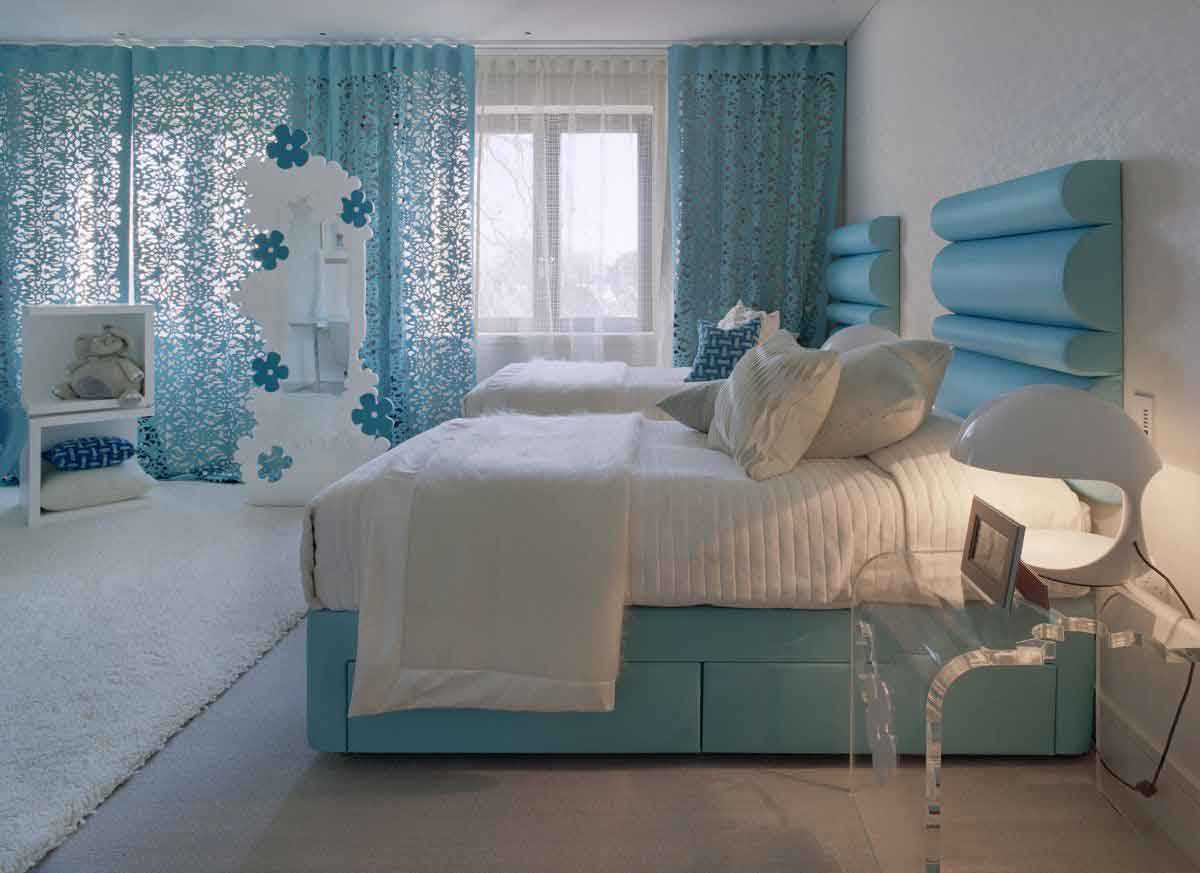 původní interiér ložnice v modré barvě