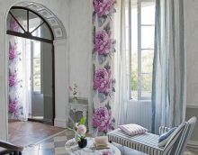 skaists istabas dekors pavasara stila fotoattēlā