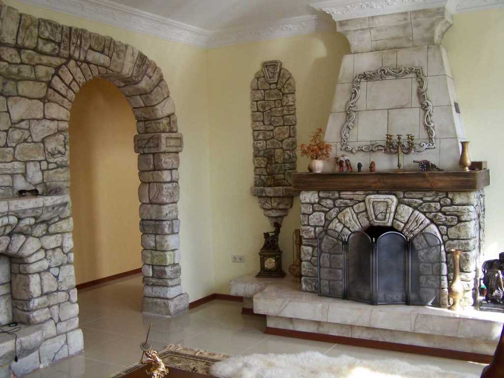 skaists, elastīgs akmens dzīvojamās istabas dekorā