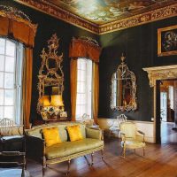 Viktorijos stiliaus gyvenamojo kambario dekoro nuotrauka