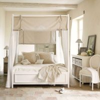 gaišs istabas dekors Provences stila attēlā