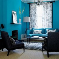 skaists guļamistabas interjers zilā krāsā