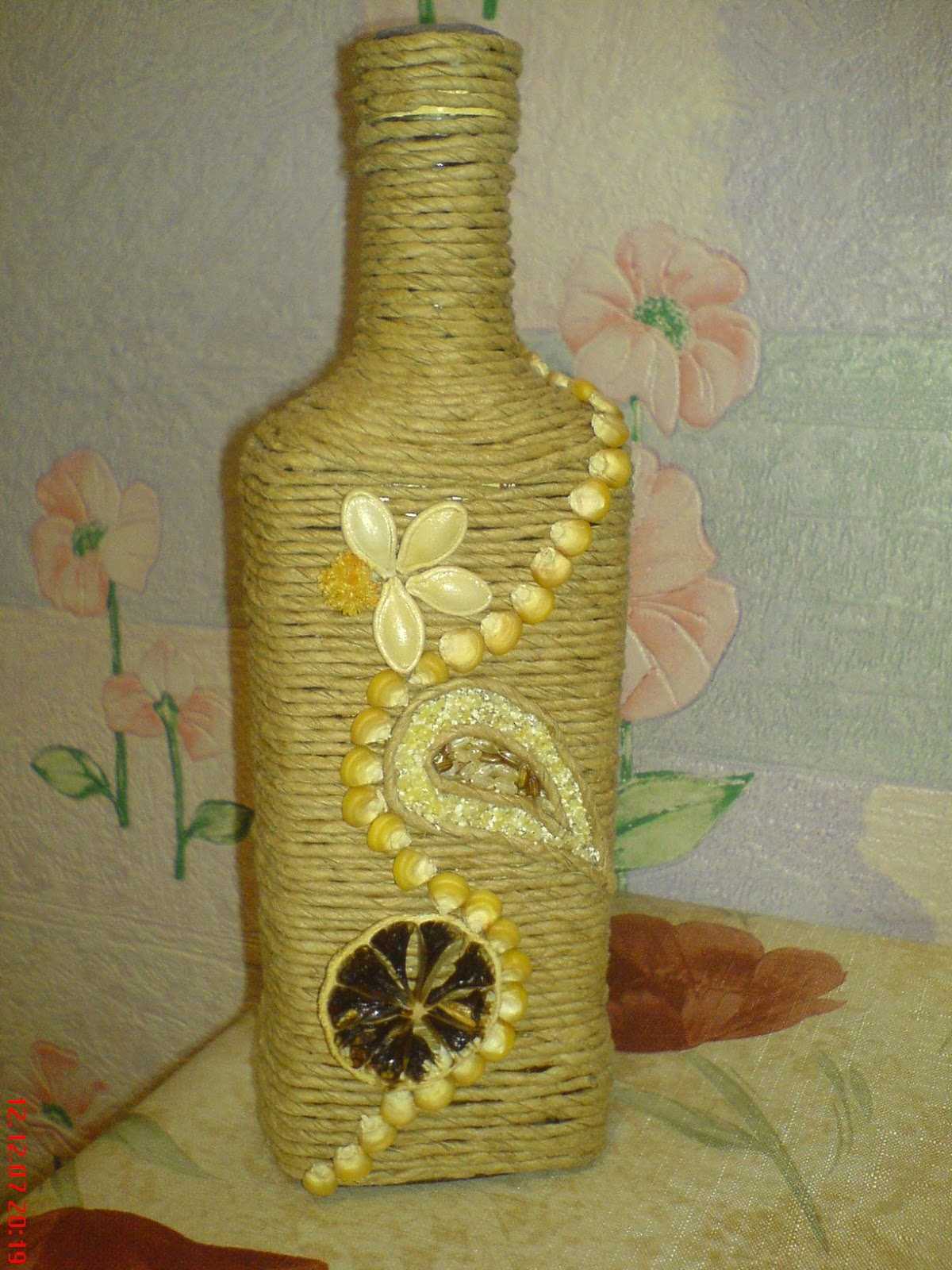 o variantă a decorației originale a sticlelor de șampanie cu sfoară