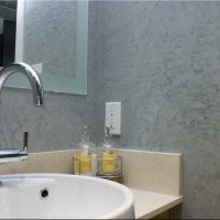 varianta světlé dekorativní omítky v designu koupelny