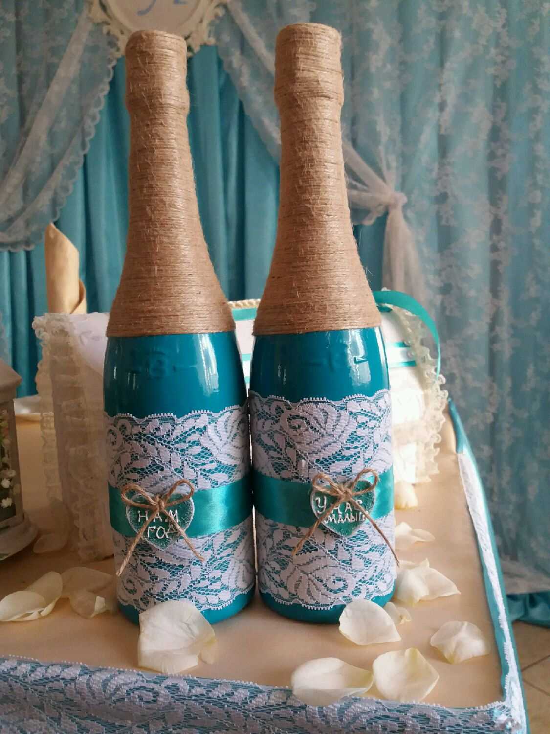 ideea unui design frumos de sticle de șampanie cu sfoară