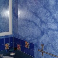 ideea de tencuială decorativă strălucitoare în proiectarea fotografiei din baie