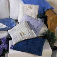 geamuri de pernă tricotate în decorul fotografiei camerei