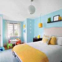 gaišs guļamistabas stils zilās krāsas fotoattēlā