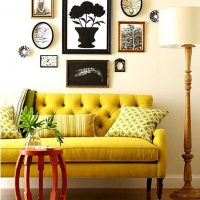 reka bentuk indah ruang tamu dalam foto warna mustard