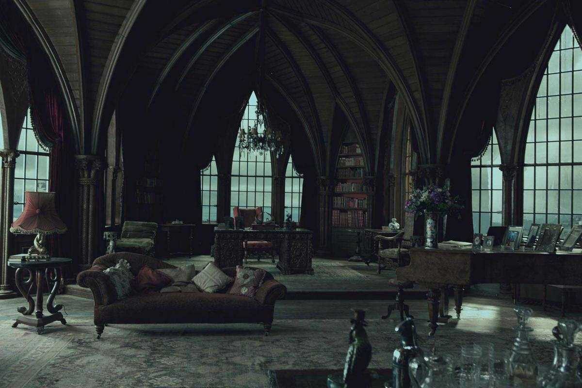 fasad yang luar biasa di ruang tamu dalam gaya Gothic