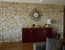 neparasts elastīgs akmens dzīvojamās istabas fasādē foto