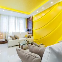 neparasts dzīvokļa interjers sinepju krāsu attēlā