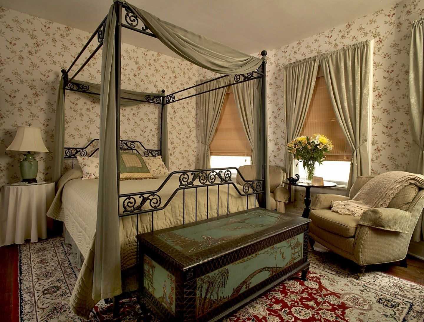 ярък викториански дизайн на спалнята