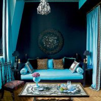 oriģināls dzīvokļa interjers zilās krāsas fotoattēlā