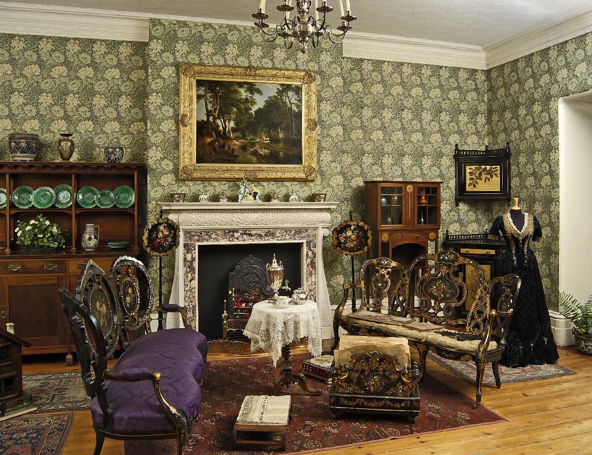 skaists Viktorijas laika guļamistabas dekors