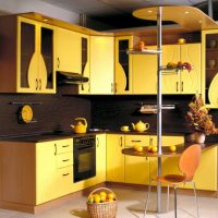 ongebruikelijk interieur van de keuken in mosterd kleurenfoto