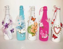 originalus stiklinių butelių su dekoratyviniais kaspinais nuotrauka