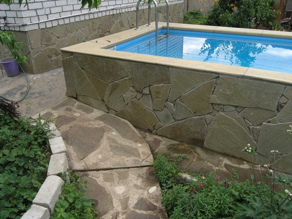 myšlenka moderního interiéru malého bazénu